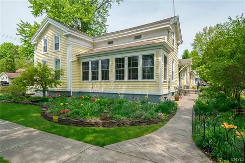 700 Tulip St, Salina, NY 13088