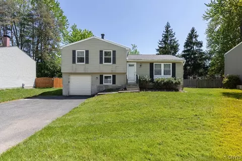 4262 Vine Meadow Rd, Liverpool, NY 13090