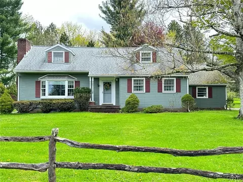 3472 Mohawk St, Sauquoit, NY 13456