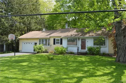 28 Richlee Dr, Camillus, NY 13031