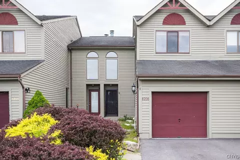 8206 Honeysuckle Dr, Liverpool, NY 13090