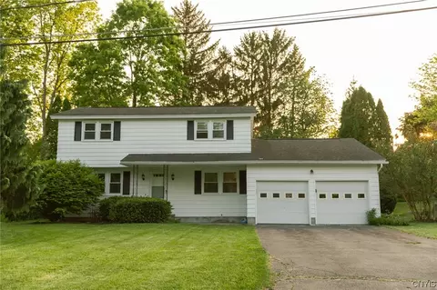 8 Sharon Ln, Camillus, NY 13031