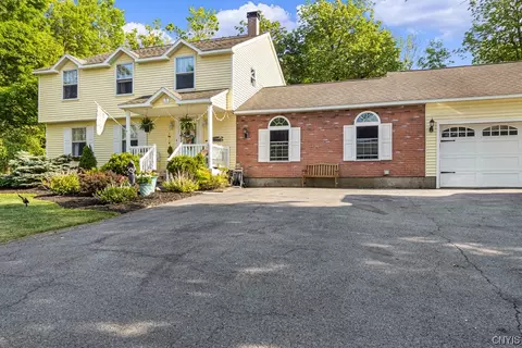 18 Meadowbrook Dr, New Hartford, NY 13413