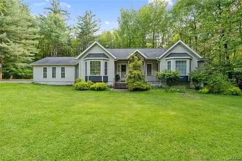 377 Dutcherville Rd, Bernhards Bay, NY 13028