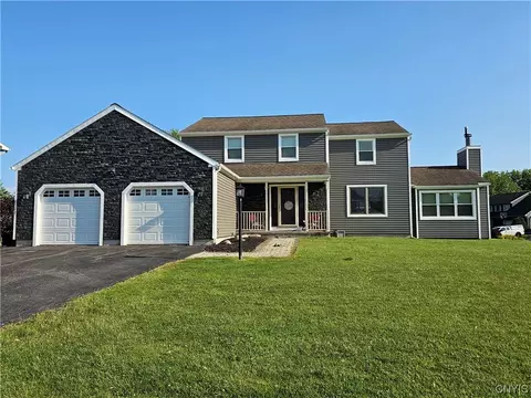 8211 Penelope Ln, Liverpool, NY 13090