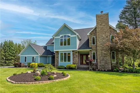 10 Sleepy Hollow Ln, New Hartford, NY 13413