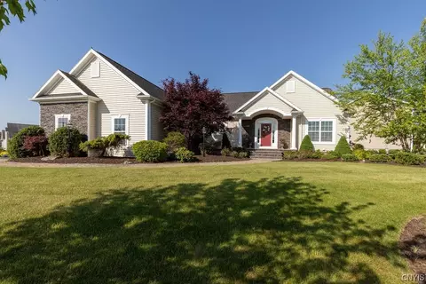 3722 Pegasus Cir, Syracuse, NY 13209