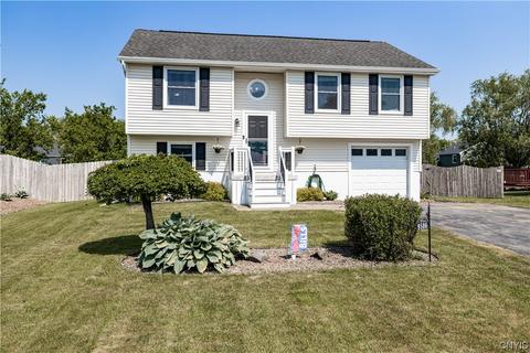 9506 N Woodlawn Dr, Brewerton, NY 13029