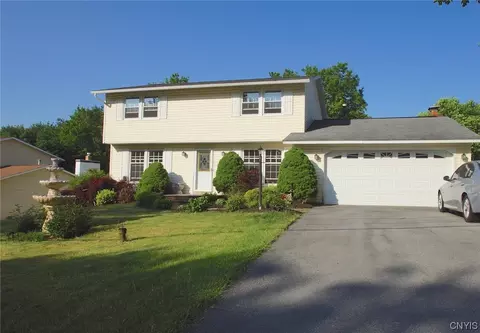 102 Pineledge Rd, Camillus, NY 13031