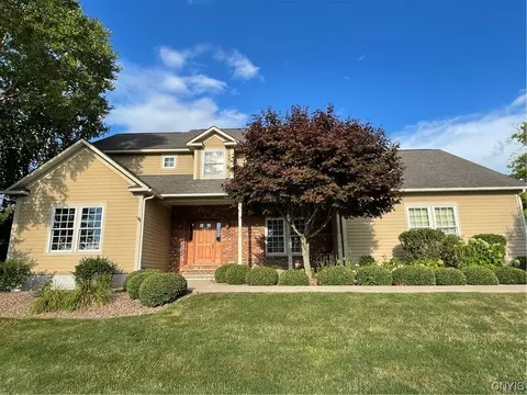 127 Eagle Crest Dr, Camillus, NY 13031