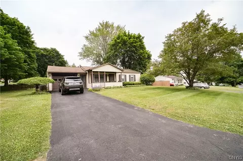 424 Woodburne Dr, Utica, NY 13502