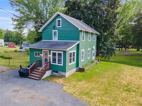 7504 River Rd, Lysander, NY 13027