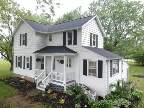 22 Chambers St, Ogden, NY 14559