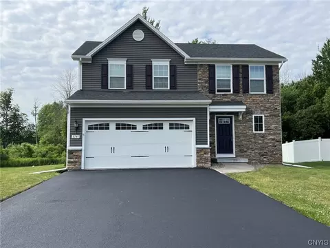 8540 Mcnamara Dr, Clay, NY 13041