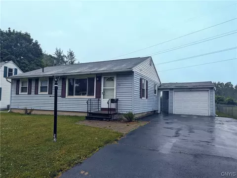 433 Skiff Dr, Salina, NY 13211