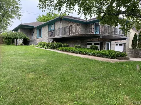822 Meadowbrook Dr, Syracuse, NY 13224