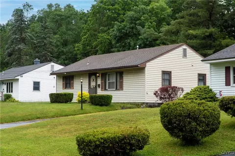8 Mapledale Rd, New Hartford, NY 13413