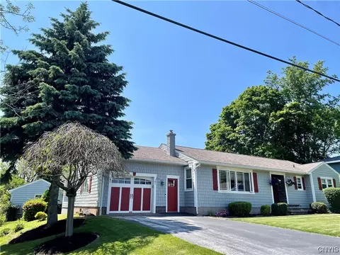 31 Baylis St, Oswego, NY 13126