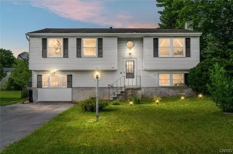 5989 Alastair Dr, Cicero, NY 13039