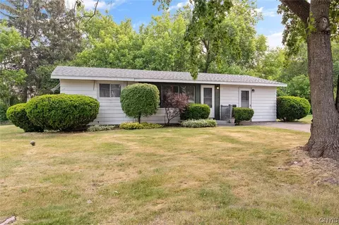 104 Sunflower Dr, Salina, NY 13088
