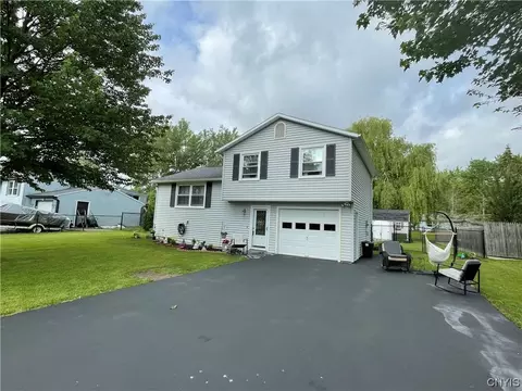 8801 Larchmont Dr, Brewerton, NY 13029