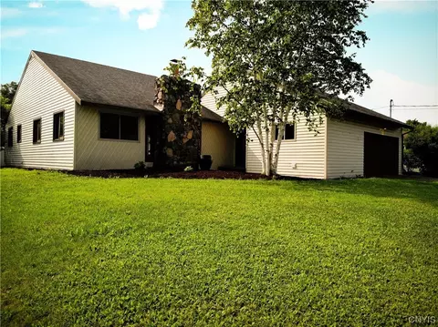 8 Hickory Park Rd, Cortland, NY 13045