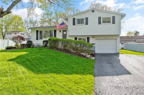 1 Ilex Ln, Clay, NY 13090