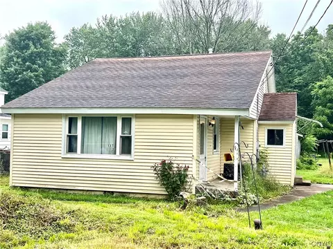 13 12 Parkway Dr, Lysander, NY 13027