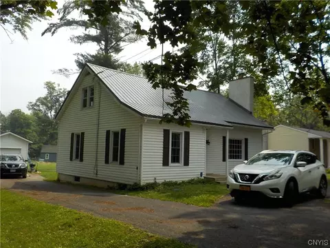 7498 River Rd, Lysander, NY 13027
