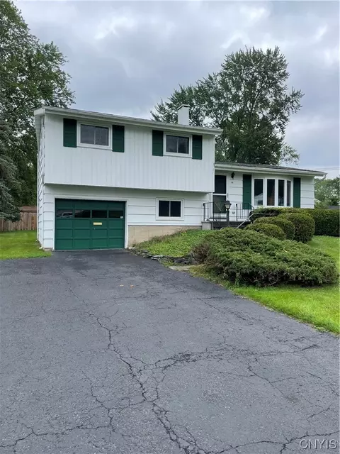 14 Huckleberry Ln, Liverpool, NY 13090