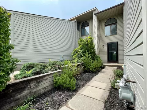 171 Lookout Cir, Syracuse, NY 13209