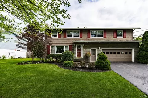 216 Oakmont Dr, Syracuse, NY 13214