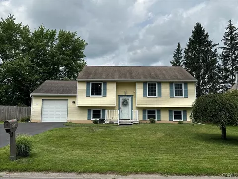 4079 Kidron Ln, Clay, NY 13090