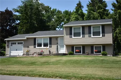5089 Briarledge Rd, Syracuse, NY 13212