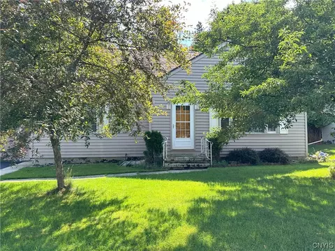 11 Edgewood Dr, Whitestown, NY 13492