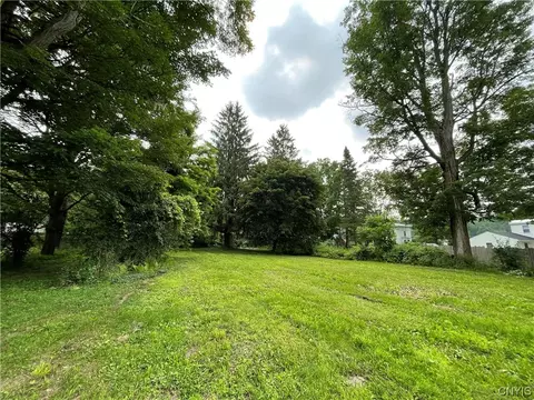 12 North St, Eaton, NY 13408