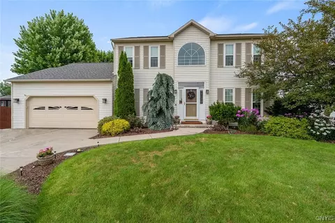 8405 Esperance Trl, Liverpool, NY 13090