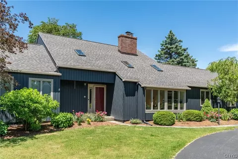 8502 Chippendale Cir, Manlius, NY 13104