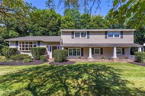 7 Huntington Ln, Camillus, NY 13031