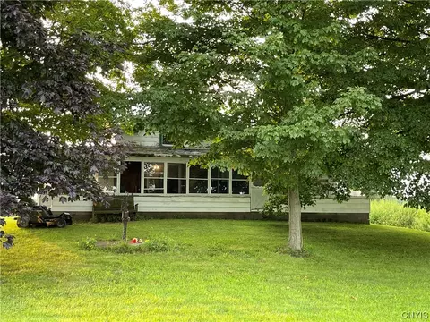 51 Salisbury Rd, Pulaski, NY 13142