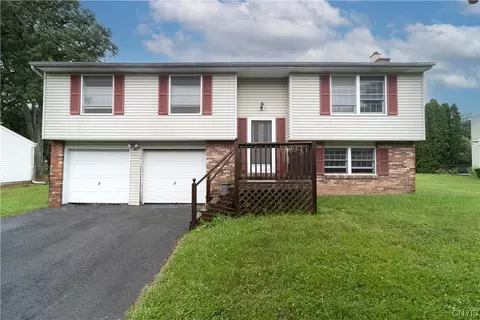 8257 Larkspur Dr, Baldwinsville, NY 13027