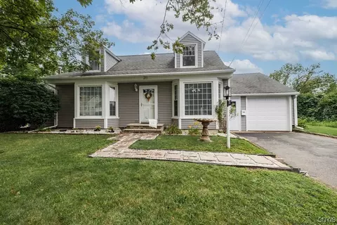 211 Orchard Dr W, Salina, NY 13212