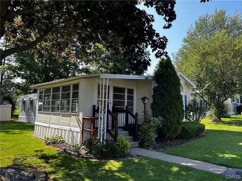 9 Singleton Dr, New Hartford, NY 13413