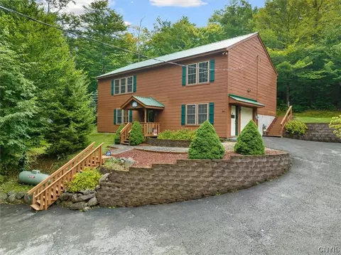 186 Pawnee Dr, Webb, NY 13420