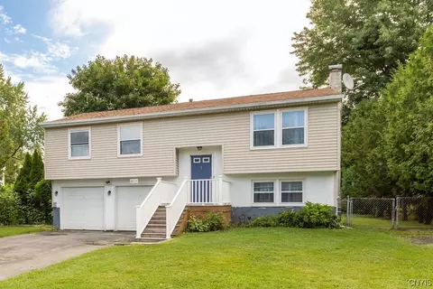 8034 Thurston Dr, Cicero, NY 13039