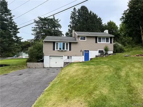 52 Richlee Dr, Camillus, NY 13031