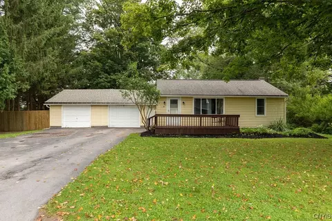 30 Dix Dr, Schroeppel, NY 13135