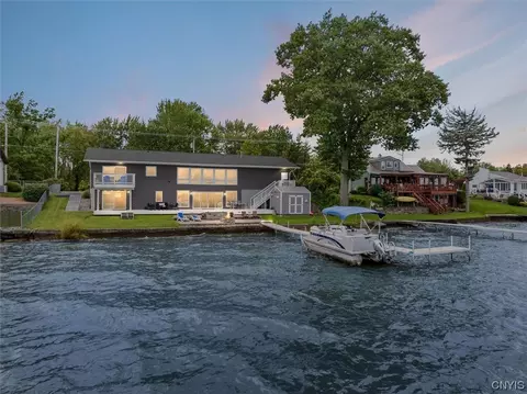 7371 Lakeshore Rd, Cicero, NY 13039