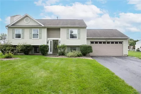 8478 Caboose Cir, Cicero, NY 13039