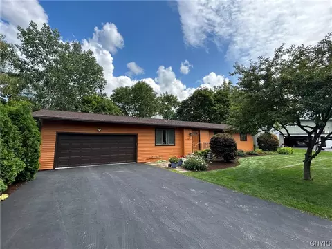 129 Oak Hollow Rd, Syracuse, NY 13214